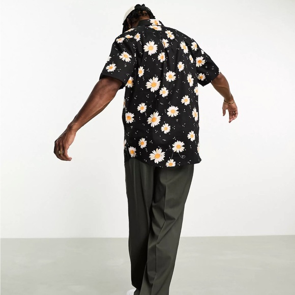 WESC short sleeve shirt with print in black brand new size Medium - Picture 2 of 4